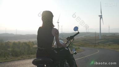 骑摩托车的年轻女人<strong>戴</strong>安全<strong>头盔</strong>